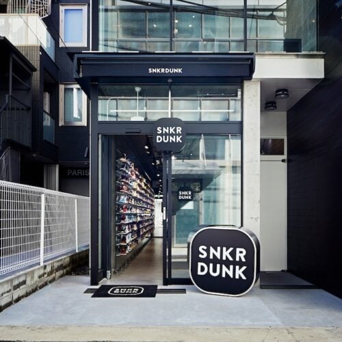 「SNKRDUNK 原宿店」  （住所）東京都渋谷区神宮前4-28-25　FUJIBUILDING JINGUMAE 1・2F 「SNKRDUNK FLAGSHIP STORE」     (住所)  東京都渋谷区神宮前4-32-1Jpr神宮前432 1F/B1F （営業時間）11：00～ （定休日）年末年始　※不定休