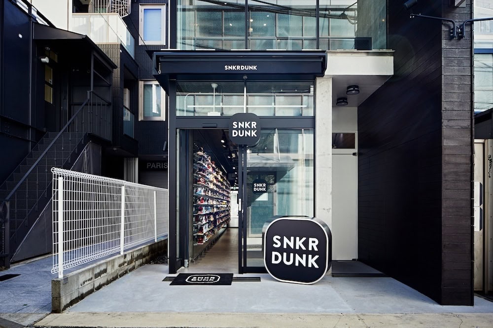 「SNKRDUNK 原宿店」  （住所）東京都渋谷区神宮前4-28-25　FUJIBUILDING JINGUMAE 1・2F 「SNKRDUNK FLAGSHIP STORE」     (住所)  東京都渋谷区神宮前4-32-1Jpr神宮前432 1F/B1F （営業時間）11：00～ （定休日）年末年始　※不定休