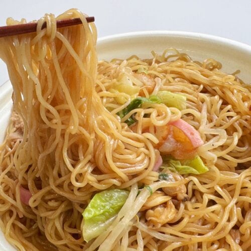 ラーメンを焼いたちょっぴりジャンキーな味わいを楽しめるメニュー