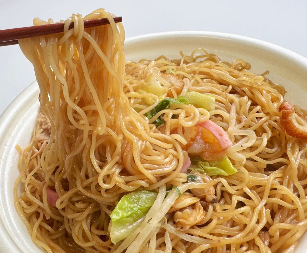 ラーメンを焼いたちょっぴりジャンキーな味わいを楽しめるメニュー