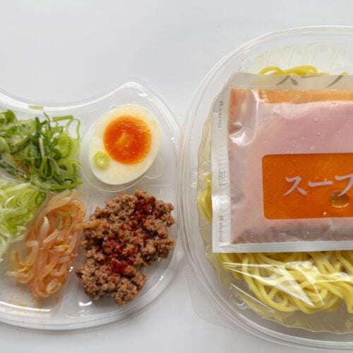 花椒の香りをきかせた肉そぼろ、もやし、ゆで卵、2種のネギ