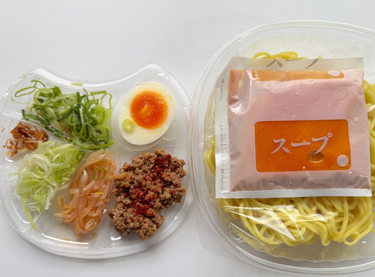 花椒の香りをきかせた肉そぼろ、もやし、ゆで卵、2種のネギ