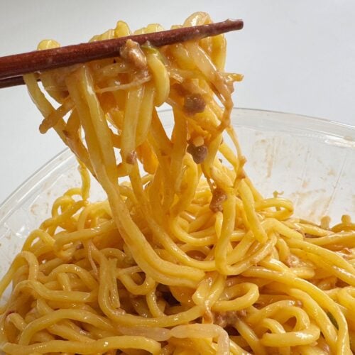 コシのある中太麺に、花椒の香り漂うピリ辛肉みそと濃厚な胡麻味噌スープが絡み合ってパンチの効いた味わい