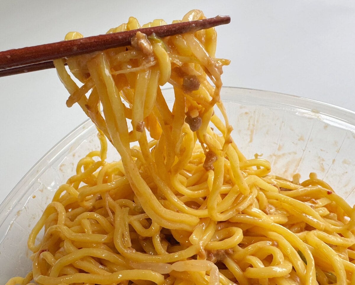 コシのある中太麺に、花椒の香り漂うピリ辛肉みそと濃厚な胡麻味噌スープが絡み合ってパンチの効いた味わい