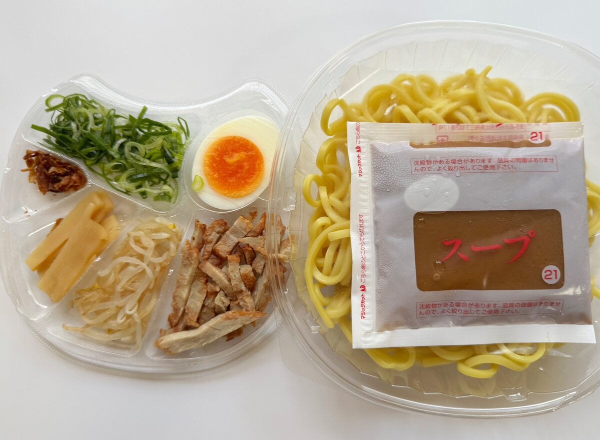 具材はねぎ・卵・刻みチャーシューにもやしといたってシンプル