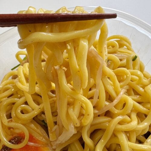 濃厚な魚介の旨味を感じるスープは、中太麺にしっかりと絡みます