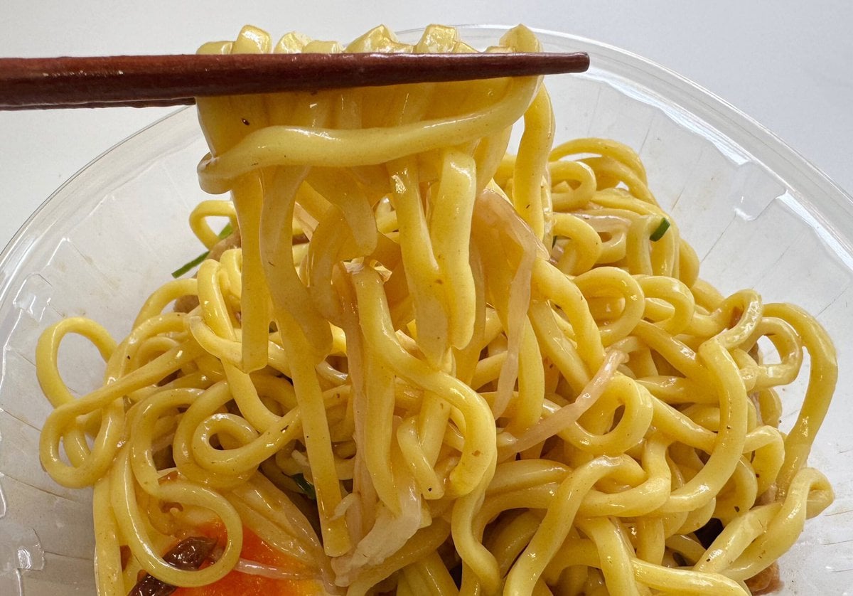 濃厚な魚介の旨味を感じるスープは、中太麺にしっかりと絡みます