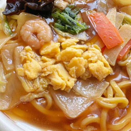 具材は、豚肉・卵・きくらげ・海老にたっぷりの野菜！