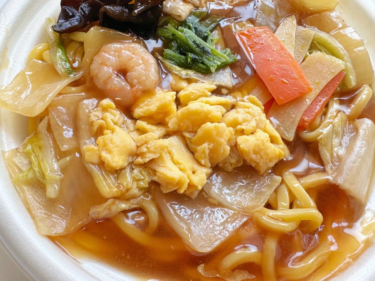 具材は、豚肉・卵・きくらげ・海老にたっぷりの野菜！