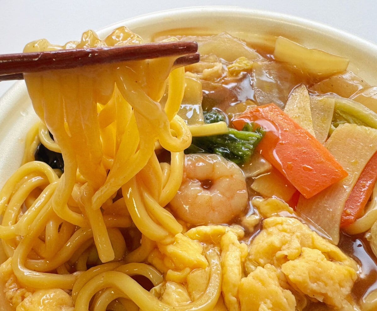 もっちりと香ばしい麺にもよく絡みます