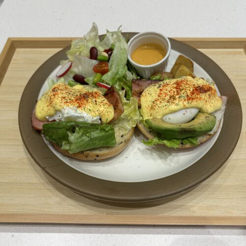 デアゴスティーニ カフェ　アボカド＆ベーコンのエッグベネディクト