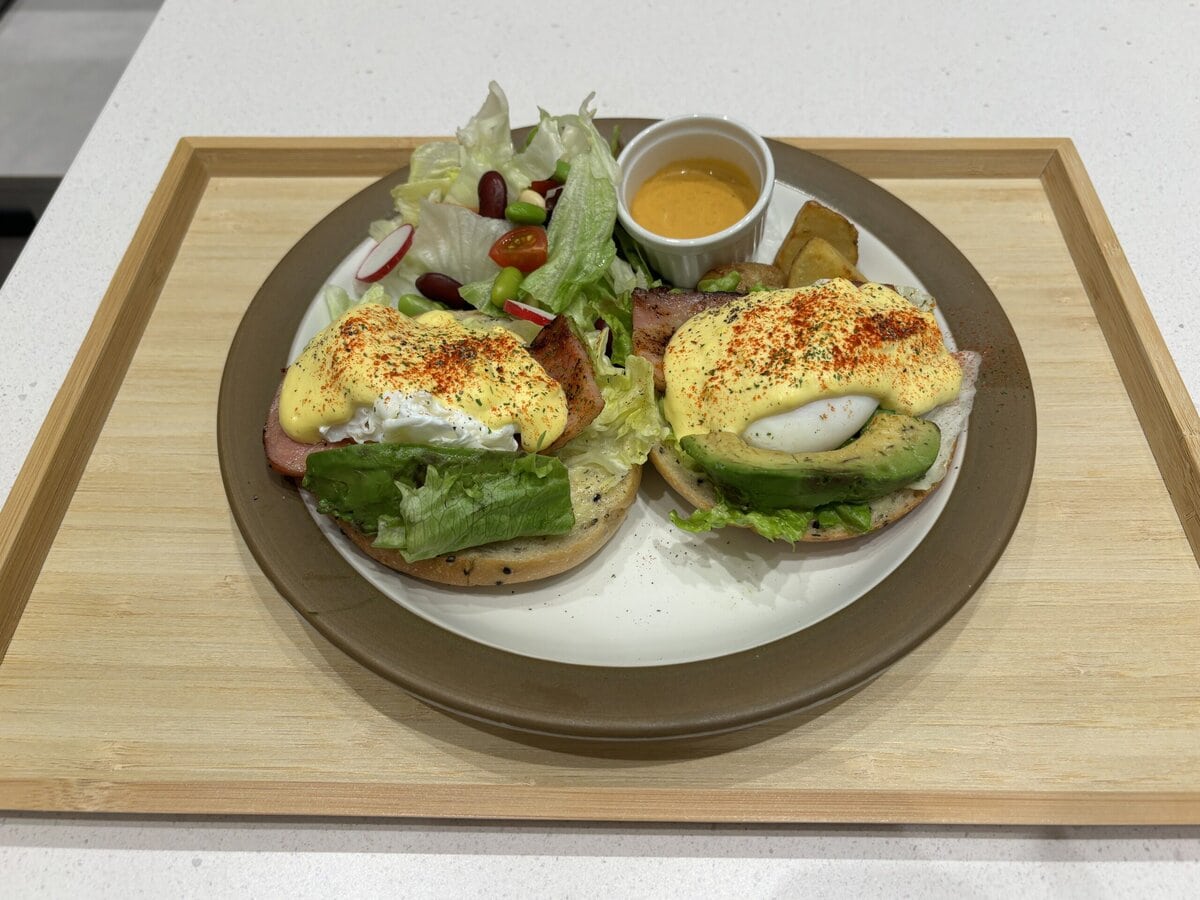デアゴスティーニ カフェ　アボカド＆ベーコンのエッグベネディクト