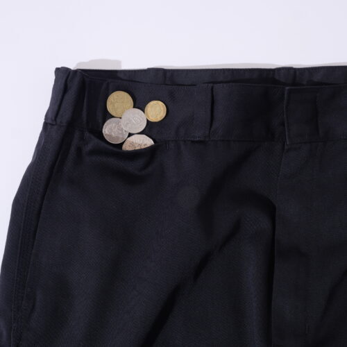 BLACK と NAVY は本体と糸を同系色にまとめ、対して CAMEL は、あえてコントラストの効いたステッチカラーを採用。ステッチの存在感を際立たせている。