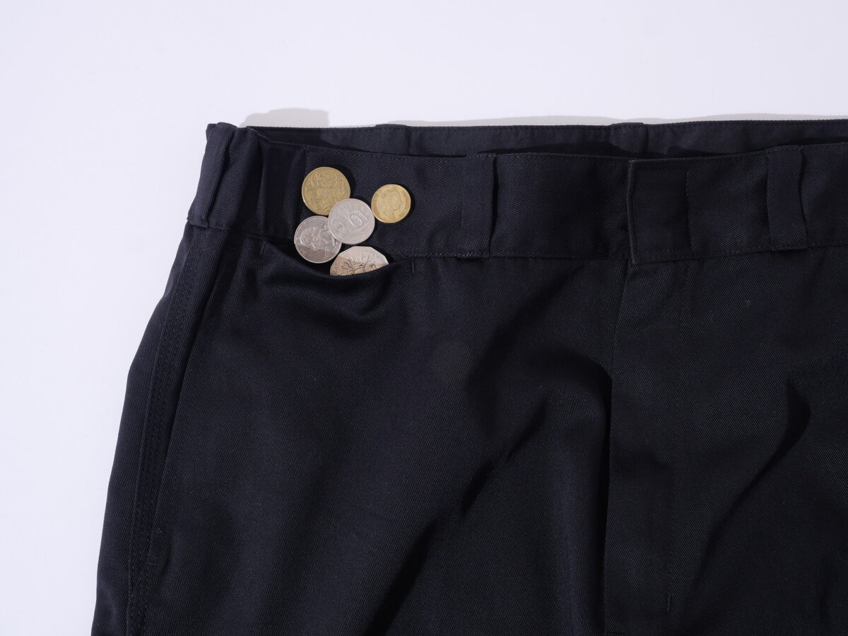 BLACK と NAVY は本体と糸を同系色にまとめ、対して CAMEL は、あえてコントラストの効いたステッチカラーを採用。ステッチの存在感を際立たせている。