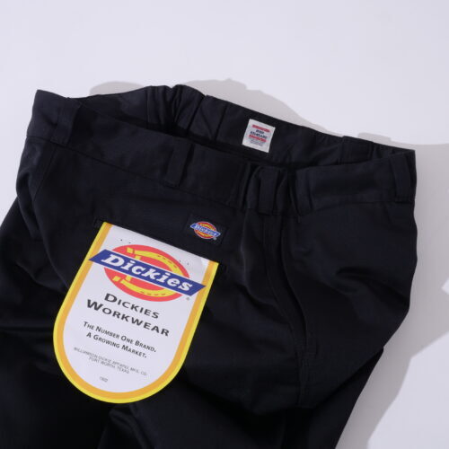 今回登場する別注モデルは、〈Dickies〉の代名詞である“874”をベースに、トリプルニードル仕様を採用。縫製強度を高めることで、より堅牢で重厚感のある仕上がりに。