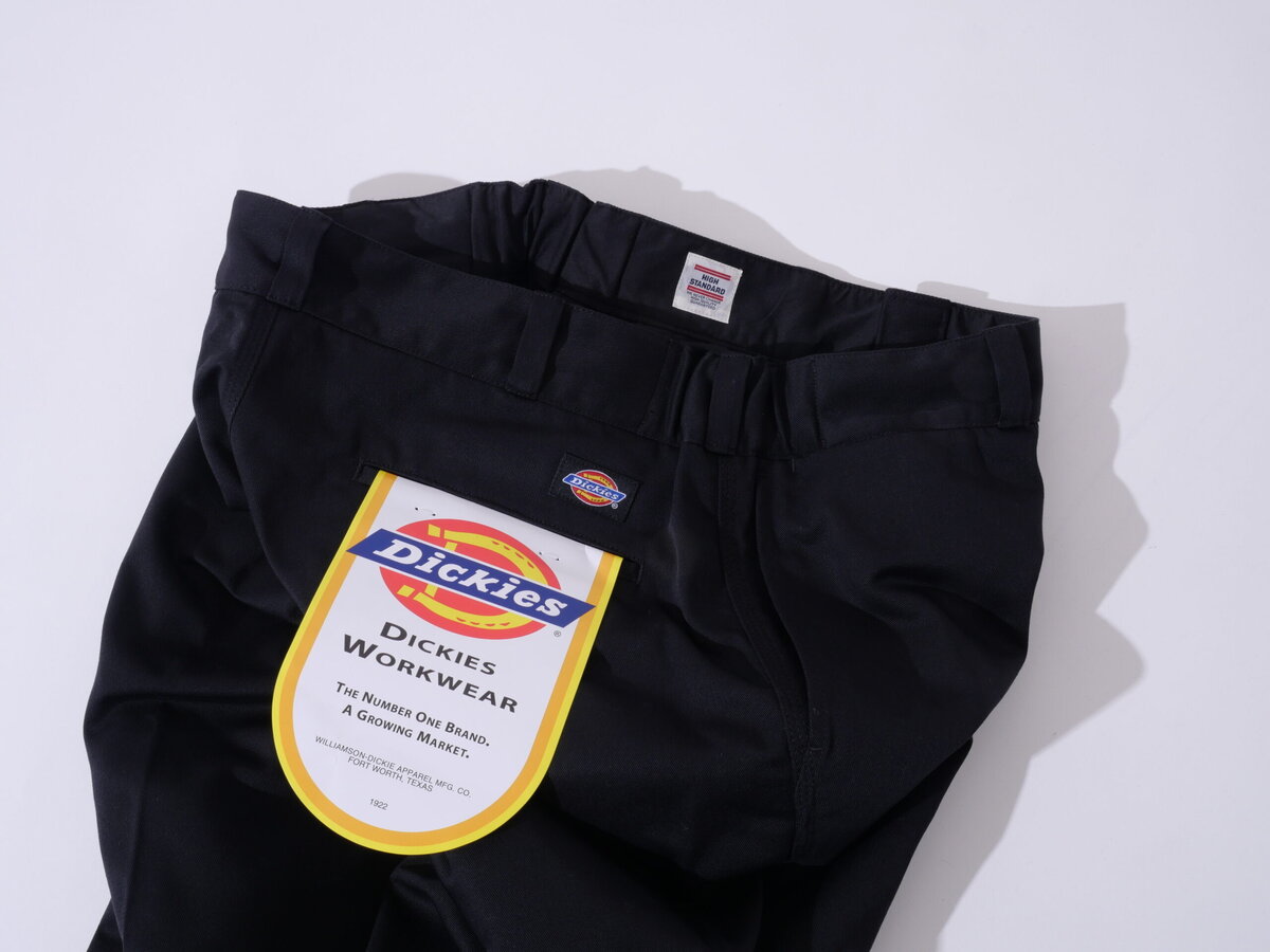 今回登場する別注モデルは、〈Dickies〉の代名詞である“874”をベースに、トリプルニードル仕様を採用。縫製強度を高めることで、より堅牢で重厚感のある仕上がりに。