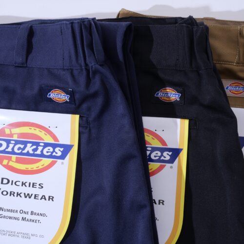 Dickies（ディッキーズ）の代名詞「874」をベースに、HIGH! STANDARD（ハイ！スタンダード）が別注したTRIPLE NEEDLE ワークパンツが登場する。