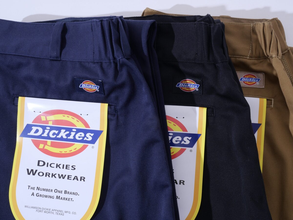 Dickies（ディッキーズ）の代名詞「874」をベースに、HIGH! STANDARD（ハイ！スタンダード）が別注したTRIPLE NEEDLE ワークパンツが登場する。