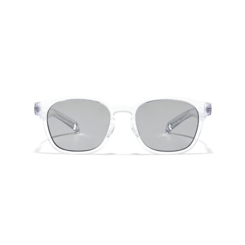 「JINS×Snow Peak SUNGLASSES +360°」は、これまでになかったクリアカラーのフレームをバリエーションに追加。レンズは⽤途に合わせて選べる、偏光・ドライブ・ハイコントラストの3タイプで展開。