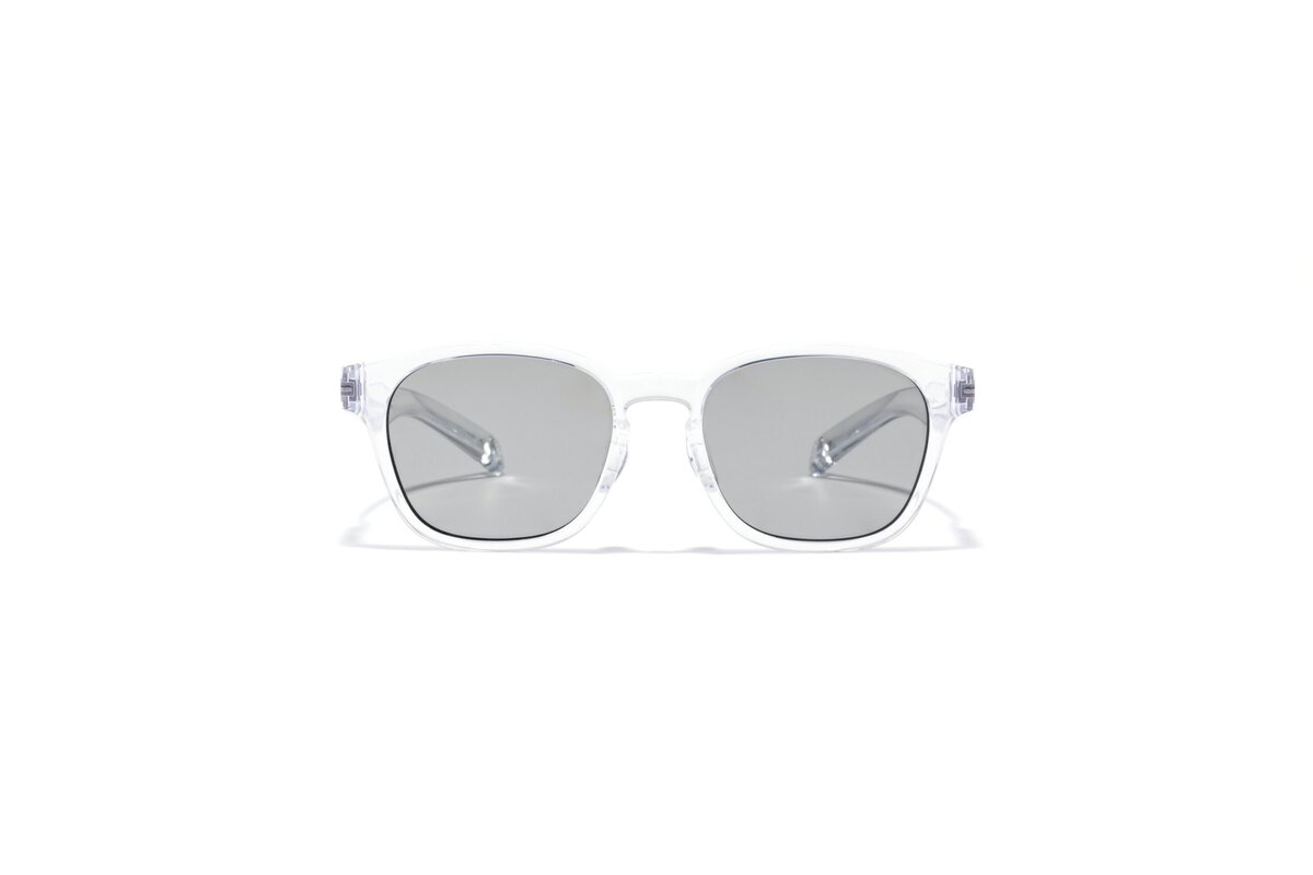 「JINS×Snow Peak SUNGLASSES +360°」は、これまでになかったクリアカラーのフレームをバリエーションに追加。レンズは⽤途に合わせて選べる、偏光・ドライブ・ハイコントラストの3タイプで展開。