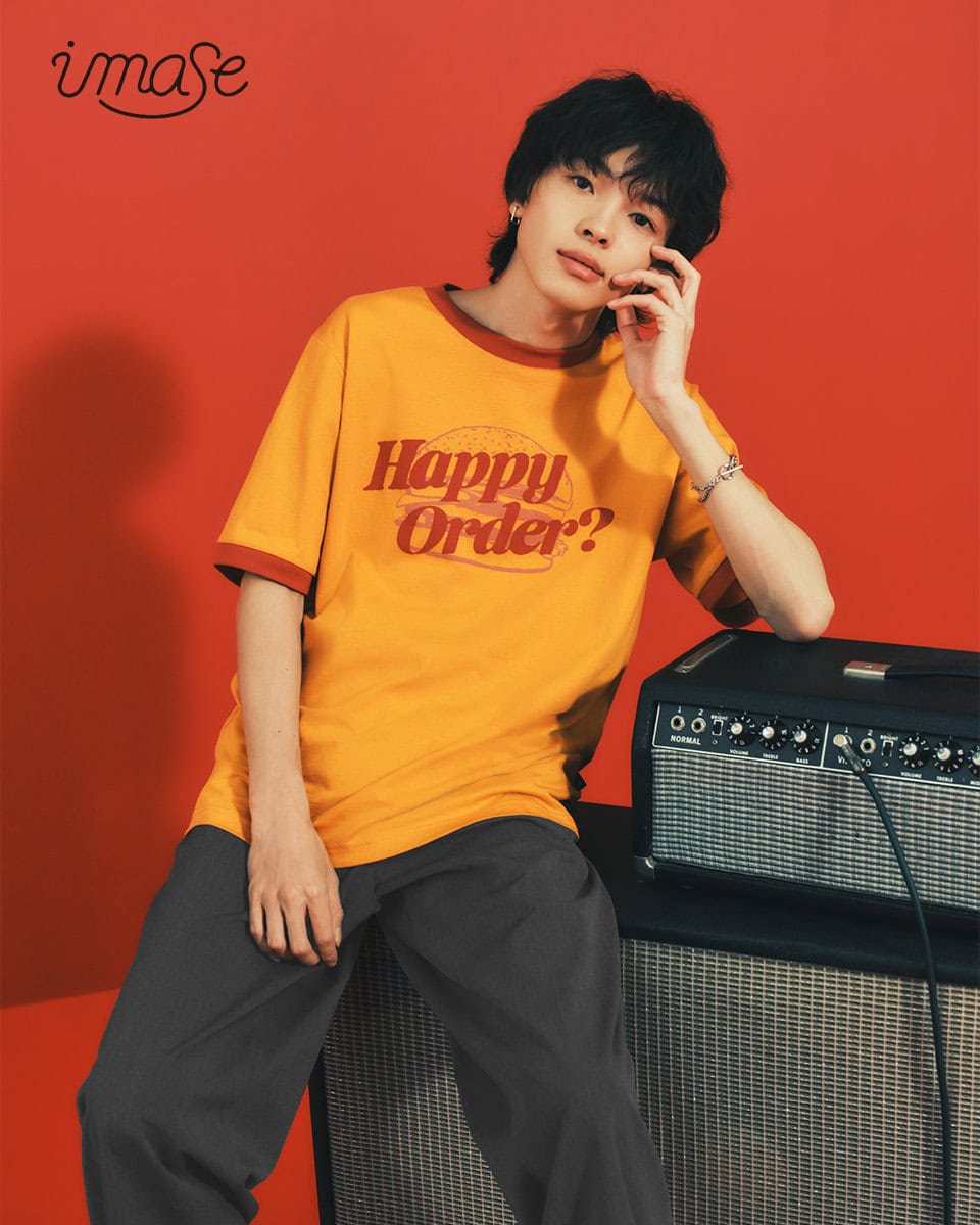 本コラボレーションは、「もしもimaseが架空のレコードショップを開いたら」というユニークな世界観をテーマに、 imaseの人気楽曲ジャケットをモチーフにしたファッションアイテムを展開する。