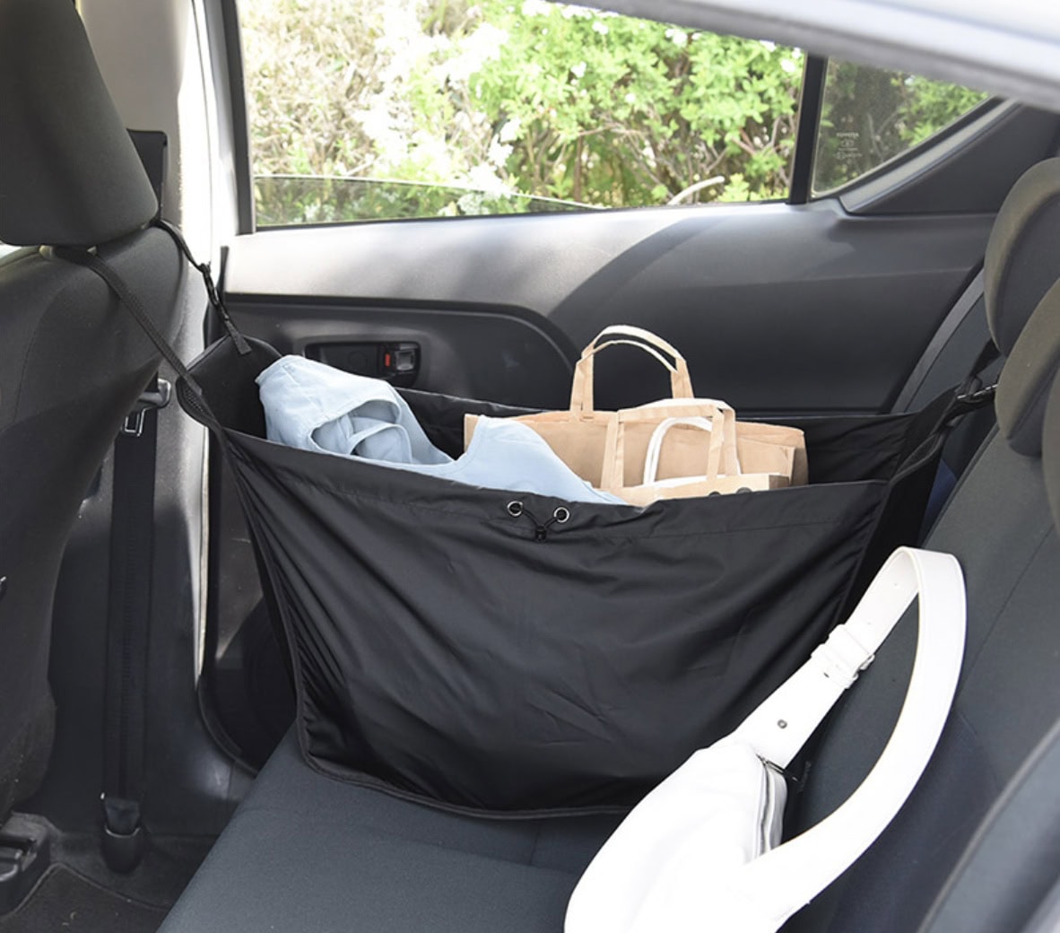 「え？荷物を収納できるハンモック？」座席の荷物をまるごと収納！ 車内に付けるハンモック型収納でカーライフがもっと快適に