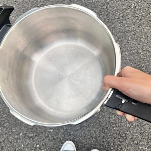 自宅で一番深い鍋を持って、いざラーメン二郎目黒店へ