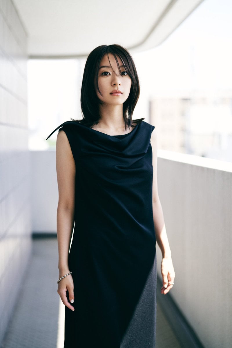 NHK朝の連続テレビ小説『あんぱん』でヒロイン・若松のぶ（今田美桜）の同僚である高知新報の女性記者・小田琴子を演じている鳴海 唯