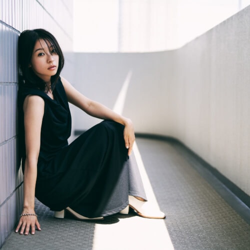 NHK朝の連続テレビ小説『あんぱん』でヒロイン・若松のぶ（今田美桜）の同僚である高知新報の女性記者・小田琴子を演じている鳴海 唯