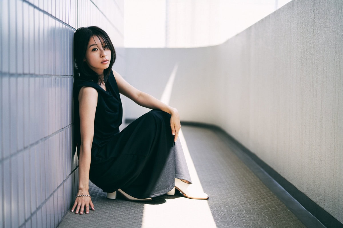 NHK朝の連続テレビ小説『あんぱん』でヒロイン・若松のぶ（今田美桜）の同僚である高知新報の女性記者・小田琴子を演じている鳴海 唯