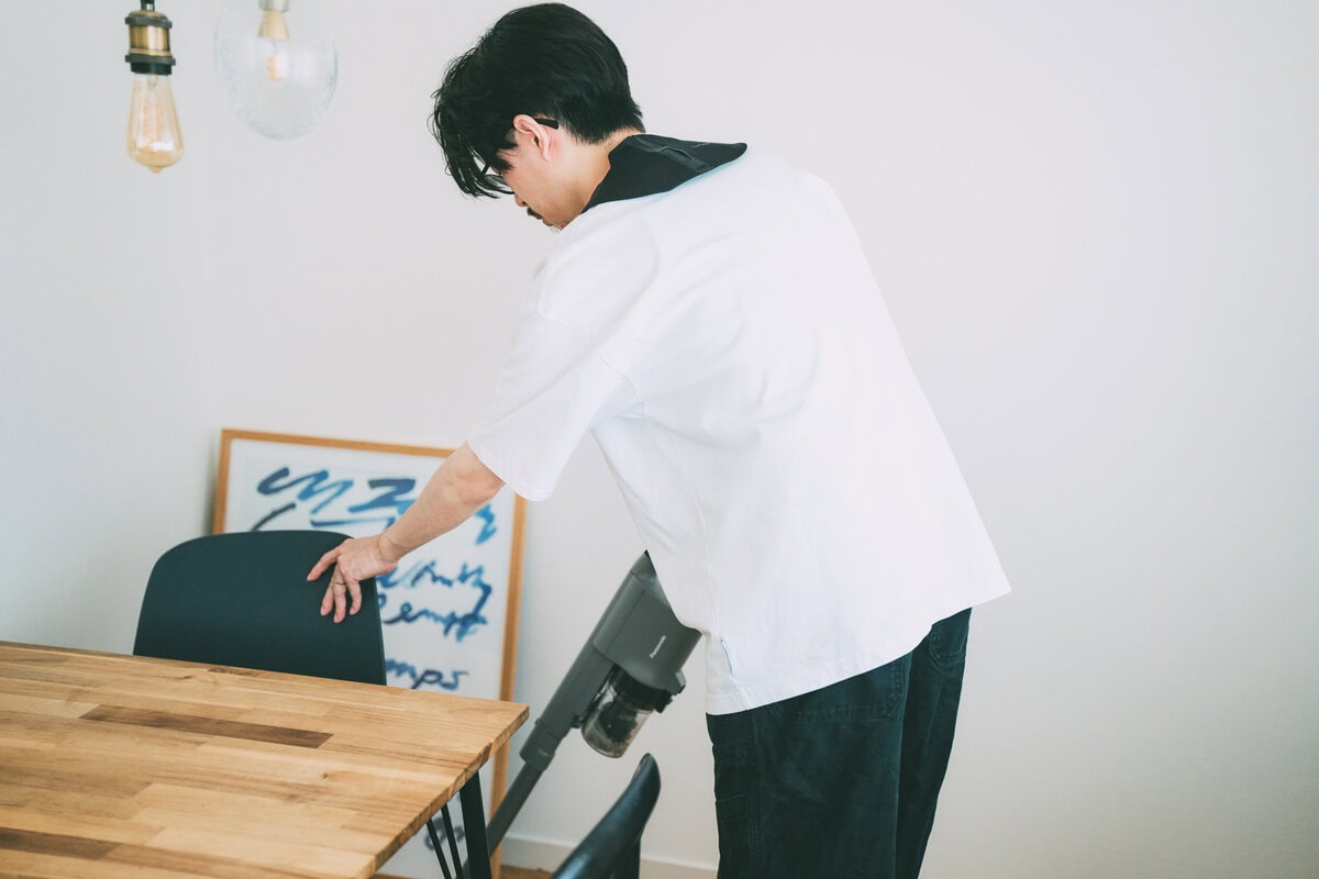 肩こりが“そっと消える”ってウソだろ…!?パナソニックの“羽織るだけデバイス”が働く大人に刺さる理由