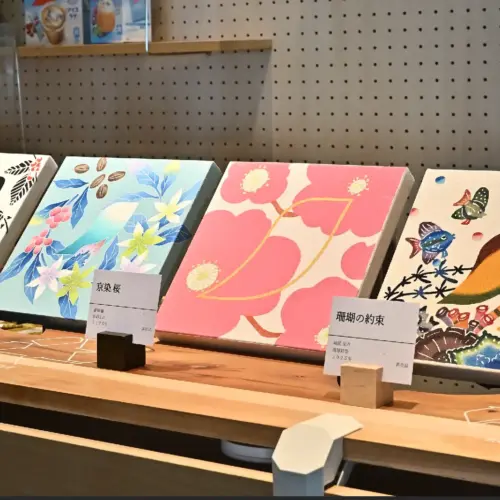ネスレ日本とスーパーのフジが展開する「サステナブルな未来へキャンペーン」では、ネスカフェ エコ&システムパックの空きパッケージを回収し、それを紙糸に変えて織物にする「アップサイクル」の取り組みを行っています。