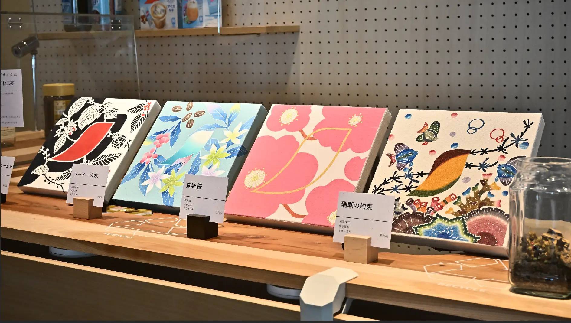 ネスレ日本とスーパーのフジが展開する「サステナブルな未来へキャンペーン」では、ネスカフェ エコ&システムパックの空きパッケージを回収し、それを紙糸に変えて織物にする「アップサイクル」の取り組みを行っています。