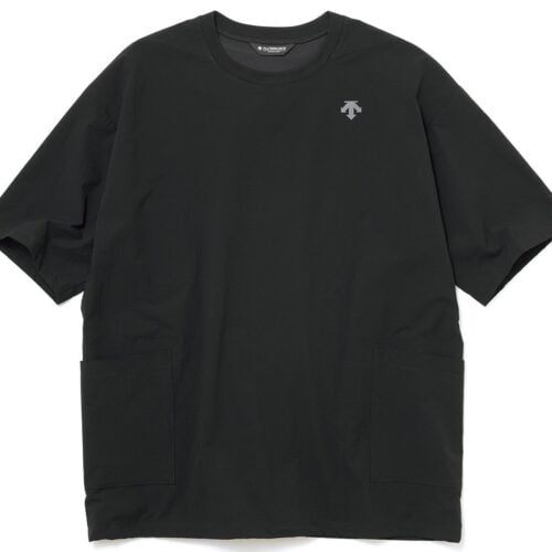 撥水性とストレッチ性を併せ持つデサント オルテライン エイティワンのTシャツ