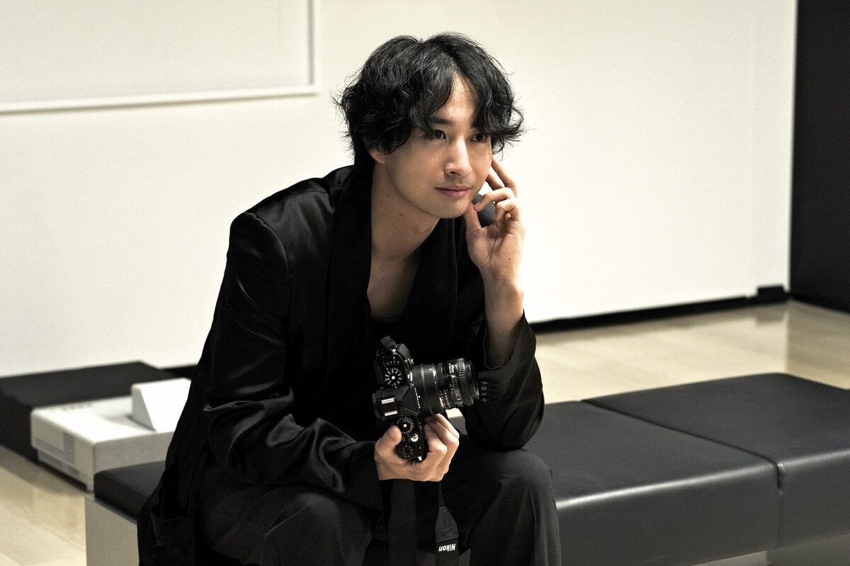 写真展「MY FOCAL LENGTH」を開催中の古屋呂敏は、俳優、ファッションモデル、フォトグラファー、映像クリエイターと多彩な顔を持つ