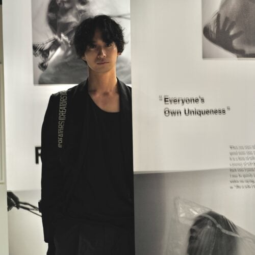 写真展「MY FOCAL LENGTH」を開催中の古屋呂敏は、俳優、ファッションモデル、フォトグラファー、映像クリエイターと多彩な顔を持つ