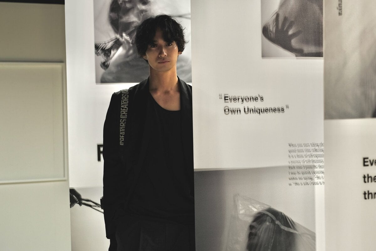 写真展「MY FOCAL LENGTH」を開催中の古屋呂敏は、俳優、ファッションモデル、フォトグラファー、映像クリエイターと多彩な顔を持つ