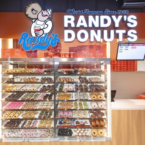 店内もランディーズドーナツならではの色とりどりの40種以上のドーナツをディスプレイ