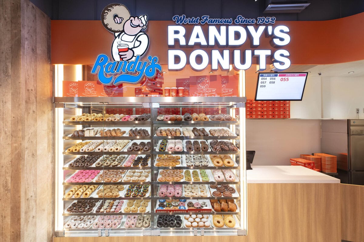 店内もランディーズドーナツならではの色とりどりの40種以上のドーナツをディスプレイ