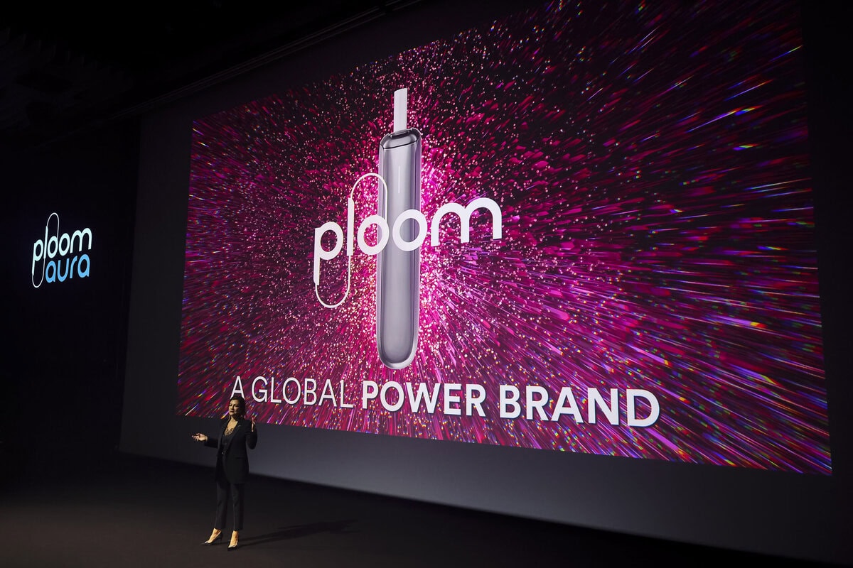 JTプルーム・オーラ（Ploom AURA）新商品発表会でプレゼンするJTインターナショナル マーケティング＆セールス シニア・バイス・プレジデントのナターシャ・ミロセビッチさん