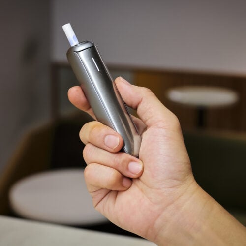 「JTが本気出してきた」プルーム最新機「オーラ」と新ブランド「エボ」がスゴい【吸いごたえ自在！選べる4つのモードとは？】