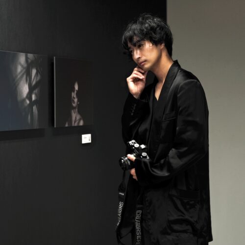写真展「MY FOCAL LENGTH」を開催中の古屋呂敏は、俳優、ファッションモデル、フォトグラファー、映像クリエイターと多彩な顔を持つ