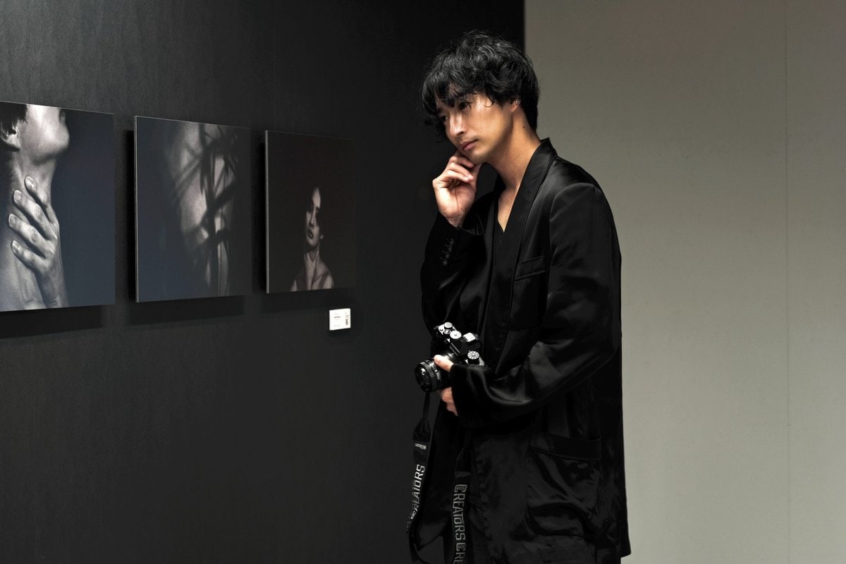 写真展「MY FOCAL LENGTH」を開催中の古屋呂敏は、俳優、ファッションモデル、フォトグラファー、映像クリエイターと多彩な顔を持つ