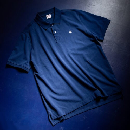 また、シルエットはほどよくゆとりを持たせたリラックスフィット。Brooks Brothersのオリジナルフィットをもとに、タックイン・アウトのどちらでもサマになるよう、バランスを意識して着丈を調整。