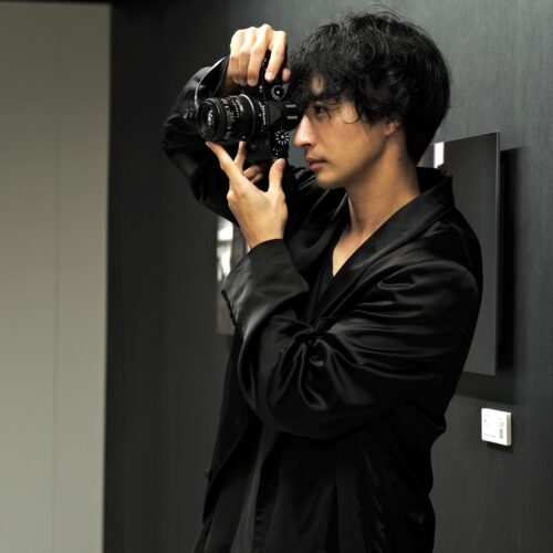 写真展「MY FOCAL LENGTH」を開催中の古屋呂敏は、俳優、ファッションモデル、フォトグラファー、映像クリエイターと多彩な顔を持つ
