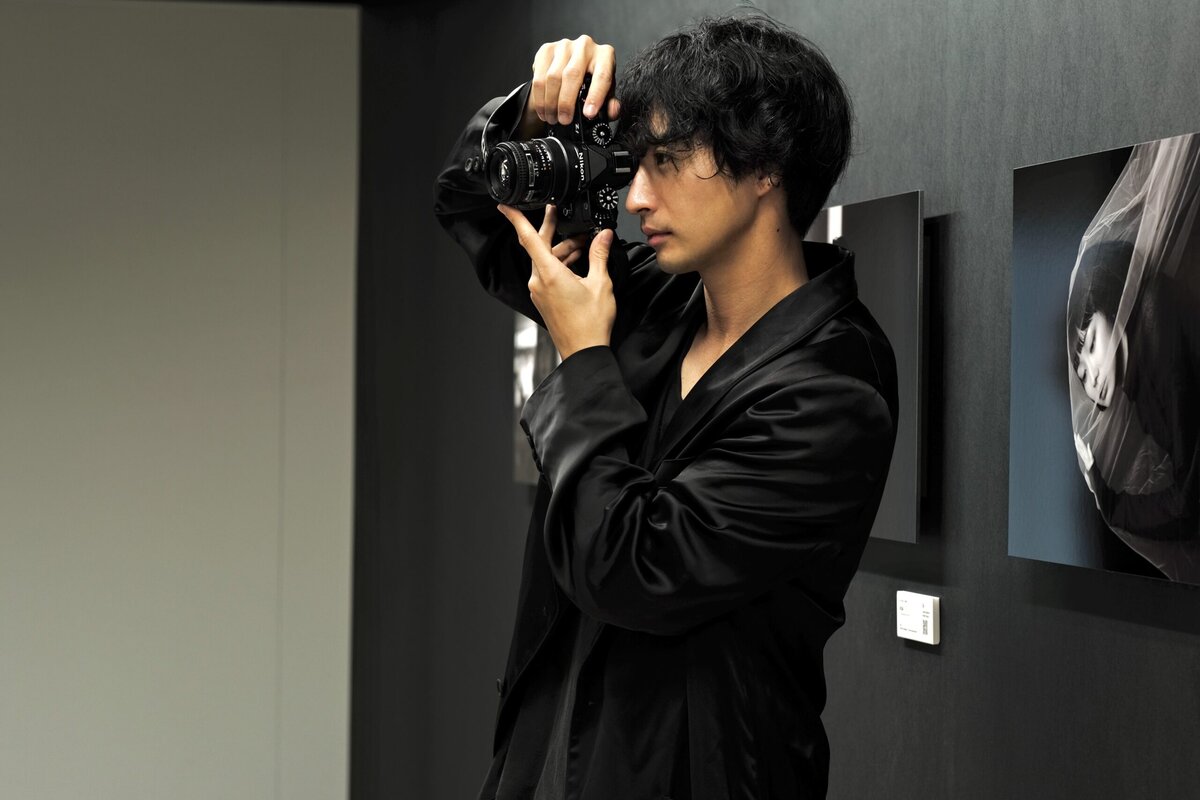 写真展「MY FOCAL LENGTH」を開催中の古屋呂敏は、俳優、ファッションモデル、フォトグラファー、映像クリエイターと多彩な顔を持つ