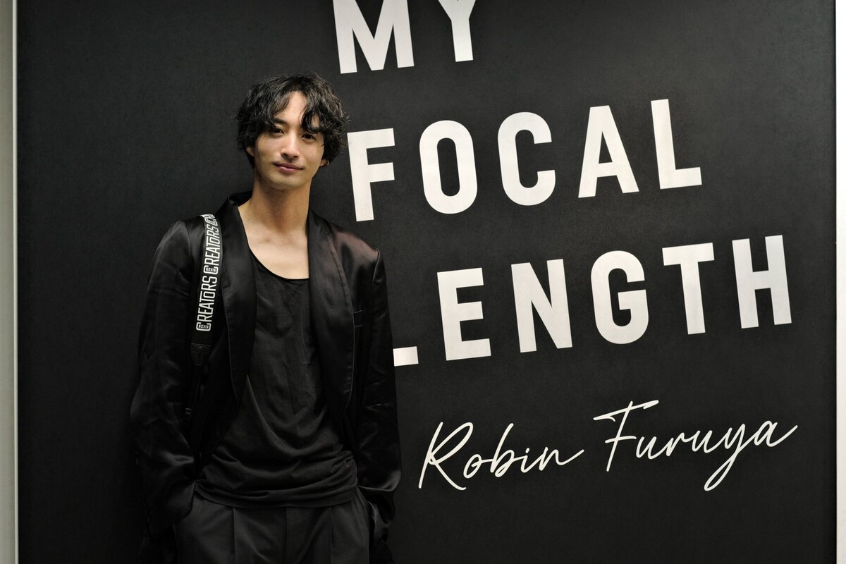 写真展「MY FOCAL LENGTH」を開催中の古屋呂敏は、俳優、ファッションモデル、フォトグラファー、映像クリエイターと多彩な顔を持つ