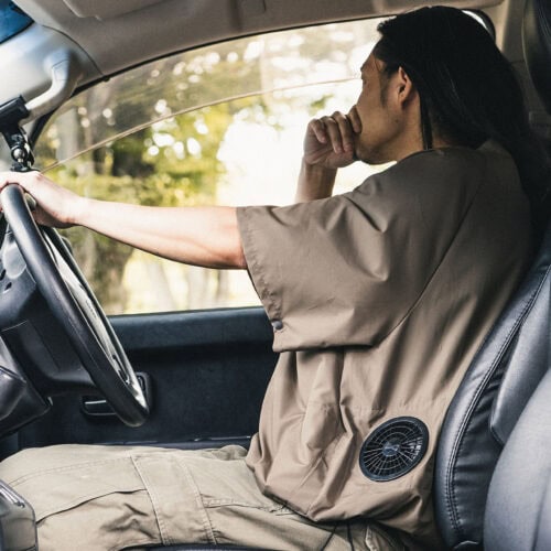 ファンの風による不自然なふくらみを抑える独自のパターンを採用。自動車を運転中でもファンがシートに干渉しないよう、ファンの取り付け位置を脇側に移動させてファンの取り付け位置を調整した。