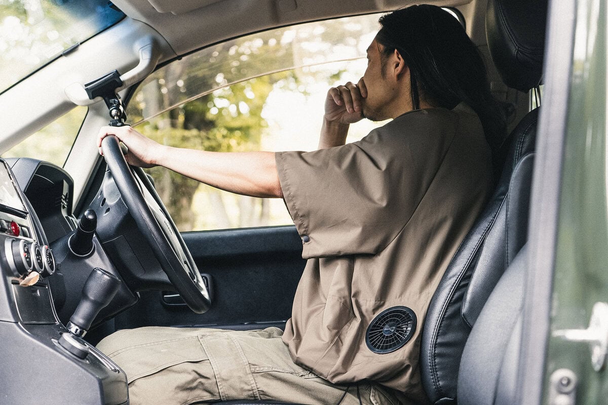 ファンの風による不自然なふくらみを抑える独自のパターンを採用。自動車を運転中でもファンがシートに干渉しないよう、ファンの取り付け位置を脇側に移動させてファンの取り付け位置を調整した。