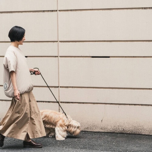 本作ではファン付き作業着として一般的なジャケット型やベスト型ではなく、独自のパターンに落とし込んだTシャツ型を採用。日常着として最適な素材を採用して、ファンの風による衣服内の冷却時のシルエットも緻密にエディットされている。
